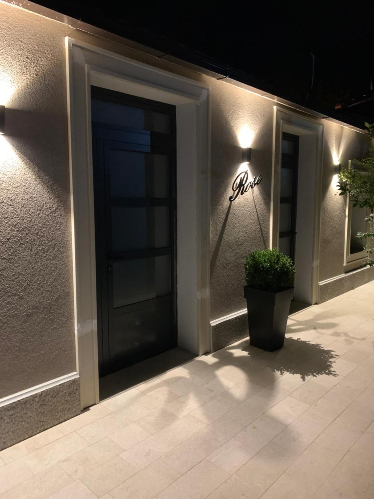 Rose Downtown Apartment Podgoriţa Exterior foto