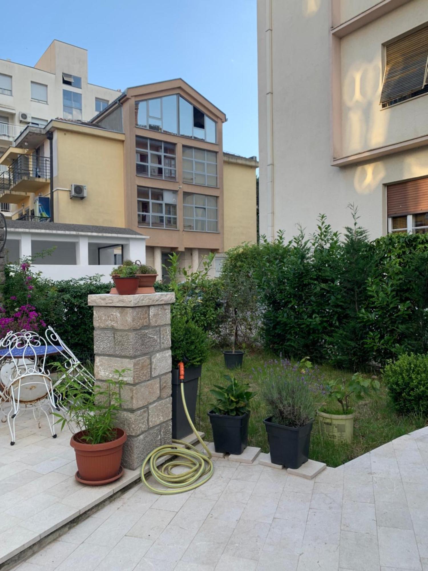 Rose Downtown Apartment Podgoriţa Exterior foto